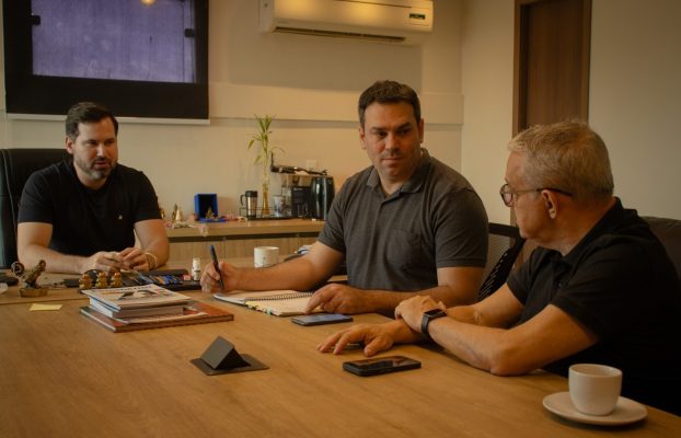 A AADESAM e a FUNTEC discutem novos indicadores, estratégias e projetos para ampliar o alcance da educação no interior do estado por meio da TV e Rádio Encontro das Águas.