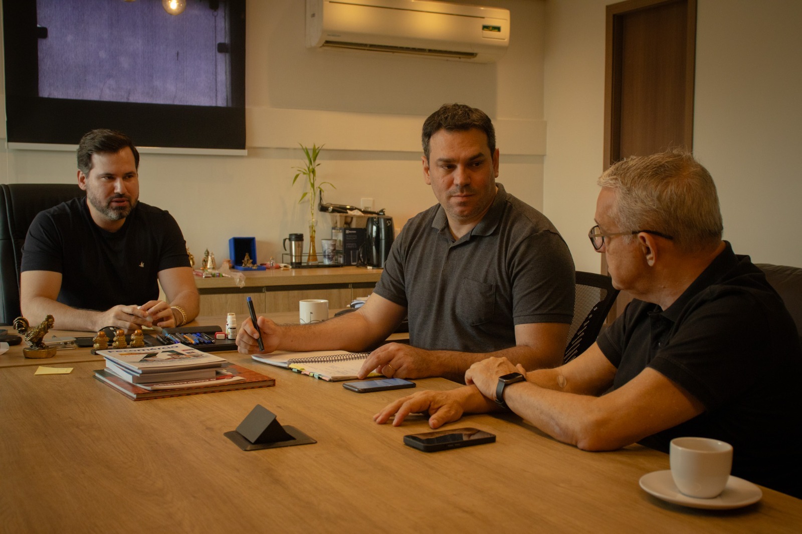 A AADESAM e a FUNTEC discutem novos indicadores, estratégias e projetos para ampliar o alcance da educação no interior do estado por meio da TV e Rádio Encontro das Águas.